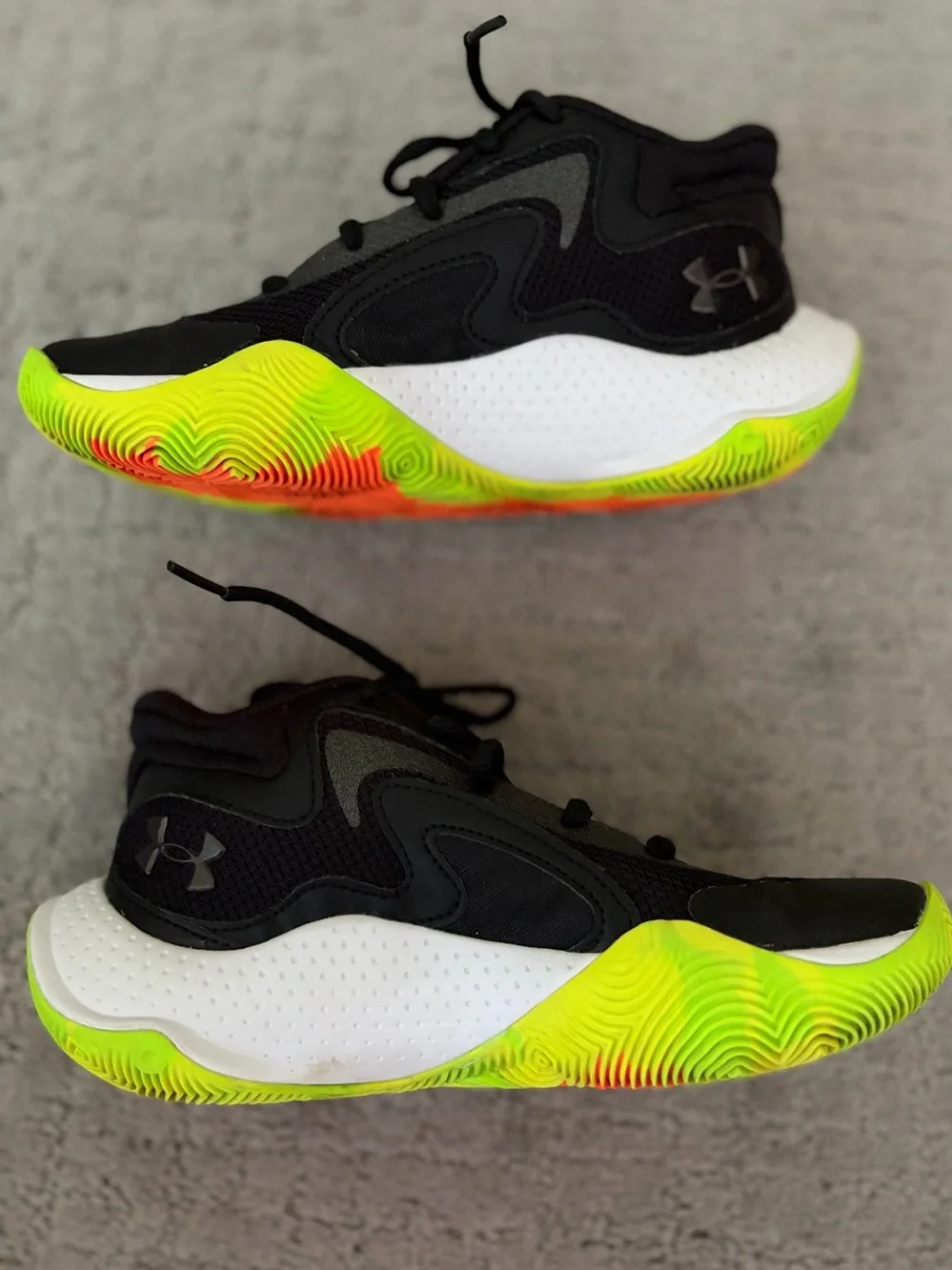 Under Armour basketball sneakers size 3.5 youth